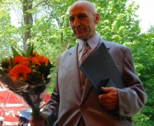 Alberto Švenčionio nuotraukoje: 2008-ųjų gegužės 8-ąją Vytautas Andrejaitis džiaugėsi tik ką įteiktu medaliu „Už nuopelnus žurnalistikai“, o birželio 19-ąją jau buvo pašauktas į  Amžinybės vieškelį...